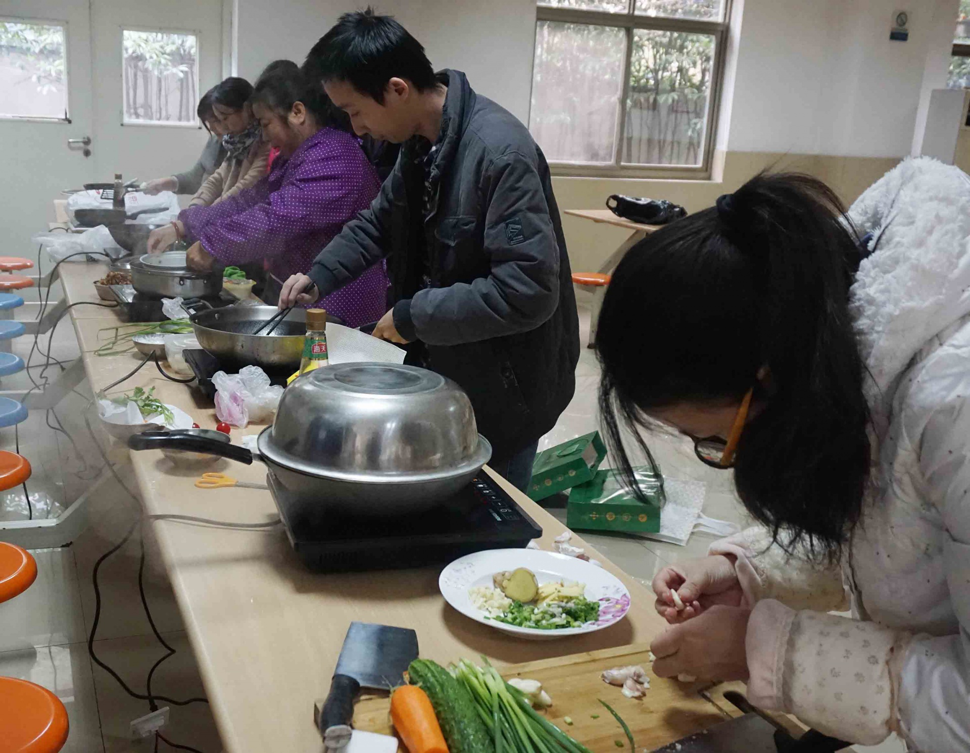 
                            魚火相逢，互展廚技，共烹友旺情！