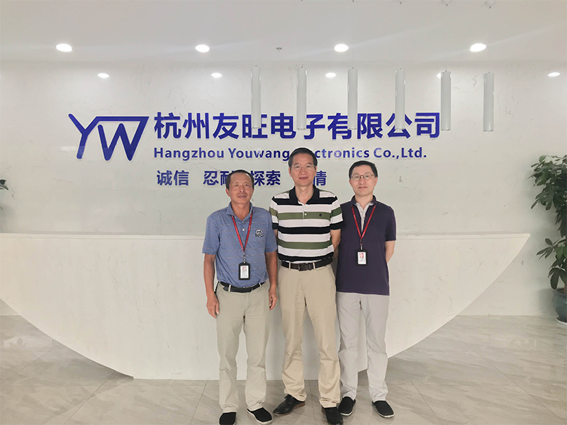 濱江區(qū)發(fā)改局葉圣文局長一行蒞臨我公司指導(dǎo)工作